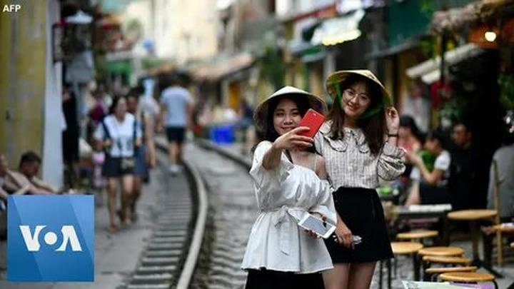 Nội dung: Trong một bóng mát trong mùa hè nóng bỏng, một cột mốc trong lịch sử nhạc